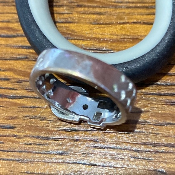 Silver buckle ring with 2 beget zircons. Size 6, chevron sides and solid shank. - Picture 10 of 15